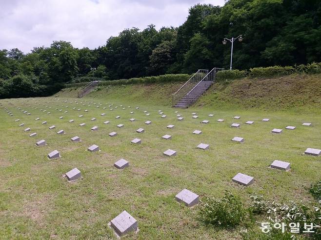 경기 파주군 적성면의 북한군 중국군 묘지.  초기의 봉분은 평면 표지석으로 바뀌었다.  파주 = 구자룡 기자