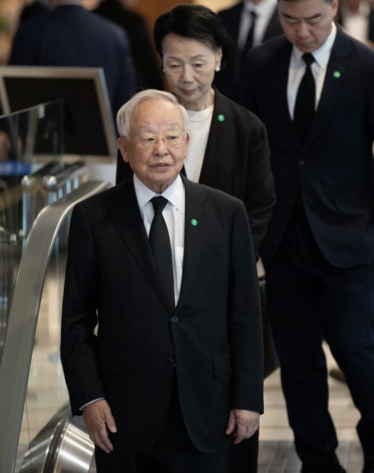 손경식 한국경영자총협회 회장이 16일 서울 서대문구 신촌세브란스병원 장례식장에 마련된 윤석열 대통령의 부친 윤기중 연세대 명예교수의 빈소로 향하고 있다. 사진공동취재단=연합뉴스