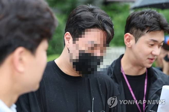 영장심사 마친 '압구정 롤스로이스' 약물운전 혐의 신모씨 (서울=연합뉴스) 신현우 기자 = 약물을 복용한 채 운전하다가 사고를 내 행인을 다치게 한 혐의를 받는 신모씨가 11일 서울 서초구 서울중앙지방법원에서 구속 전 피의자 심문(영장실질심사)을 마친 뒤 이동하고 있다. 2023.8.11 nowwego@yna.co.kr (끝)