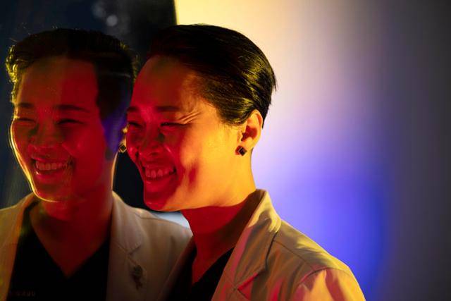 '‘맨땅 브레이커’ 5호, 성확정 수술을 위한 성소수자 재건성형 등을 전문으로 하는 김결희 강동성심병원 성형외과 교수가 7월 27일 서울 강동구 강동성심병원 LGBTQ+센터에서 커리업과 인터뷰를 하고 있다. 이한호 기자 han@hankookilbo.com