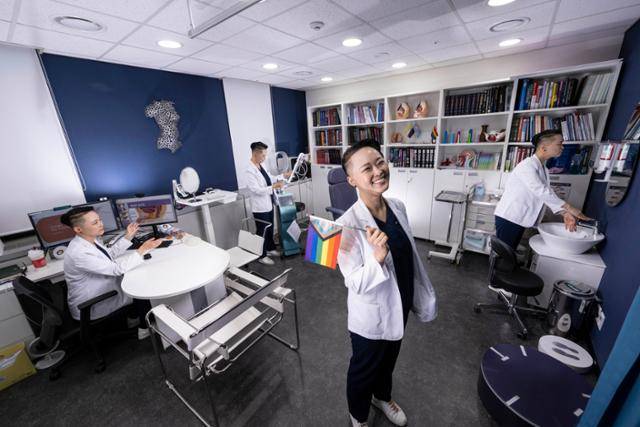 국내 대학병원 최초로 만들어진 강동성심병원 LGBTQ+센터의 내부 모습, 이 병원의 성형외과 교수 김결희는 무지갯빛 배지를 착용하고, 무지갯빛 깃발을 세워놓고서 성소수자 환자를 맞이한다. 이한호 기자 han@hankookilbo.com