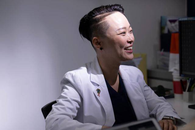 김결희 강동성심병원 LGBTQ+센터장이 커리업과 7월 27일 인터뷰를 하고 있다. 이한호 기자 han@hankookilbo.com