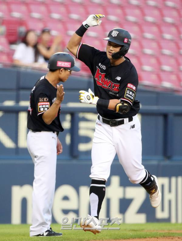 2023 KBO 프로야구 두산베어스와 kt위즈의 경기가 16일 오후 서울 잠실야구장에서 열렸다. 2회초 2사 1루 배정대가 투런홈런을 치고 3루 베이스를 돌고 있다. 잠실=김민규 기자 mgkim1@edaily.co.kr