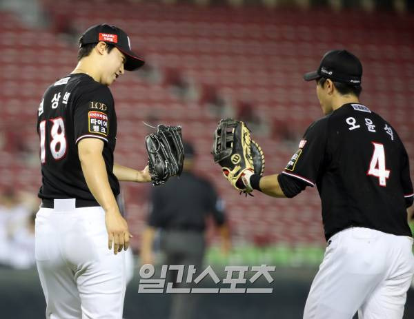 2023 KBO 프로야구 두산베어스와 kt위즈의 경기가 16일 오후 서울 잠실야구장에서 열렸다. 4회말 1사 1,3루 엄상백이 김인태의 타구가 1루 라인드라이브로 병살 처리되자 1루수 오윤석에게 고마움을 표시하고 있다. 잠실=김민규 기자 mgkim1@edaily.co.kr