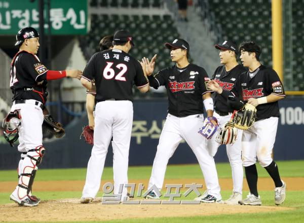 2023 KBO 프로야구 두산베어스와 kt위즈의 경기가 16일 오후 서울 잠실야구장에서 열렸다. 5대 2로 승리, 4연승을 거둔 KT 선수들이 경기 후 자축하고 있다. 잠실=김민규 기자 mgkim1@edaily.co.kr