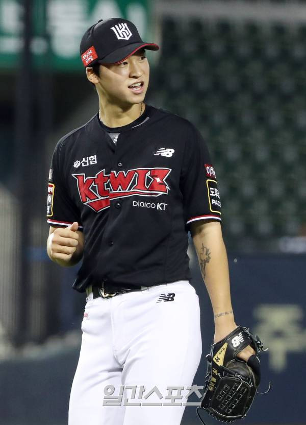 2023 KBO 프로야구 두산베어스와 kt위즈의 경기가 16일 오후 서울 잠실야구장에서 열렸다. 4회말 1사 1,3루 엄상백이 김인태의 타구가 1루 라인드라이브로 병살 처리되자 주먹을 불끈 쥐며 웃고 있다. 잠실=김민규 기자 mgkim1@edaily.co.kr