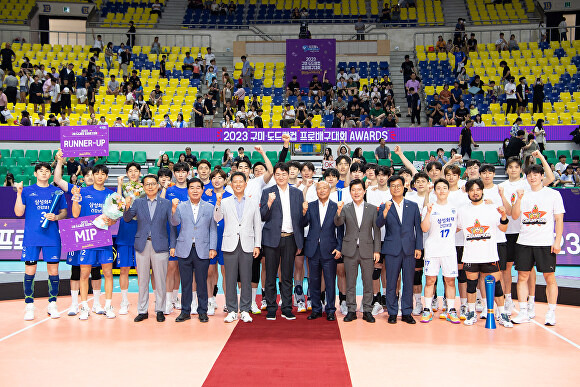 13일 구미 도드람컵 배구대회 우승팀과 준우승팀이 폐막 참석 내빈들과 기념촬영을 하고 있다. [사진=구미시]