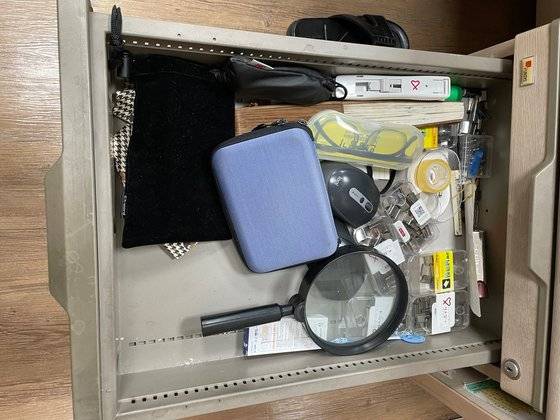 고 윤기중 교수가 사용했던 연세대 명예교수실 책상 서랍에 있는 돋보기의 모습. 사진 이철우 연세대 교수