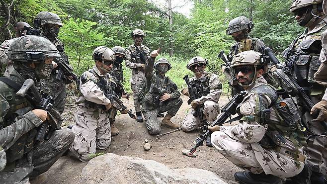 강원도 인제 육군과학화전투훈련단에서 양국 장병들이 전술토의를 하고 있다. 사진 육군