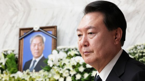 〈YONHAP PHOTO-2758〉 부친 빈소 지키는 윤석열 대통령   (서울=연합뉴스) 진성철 기자 = 윤석열 대통령이 15일 오후 서울 서대문구 신촌세브란스병원 장례식장에 마련된 부친 윤기중 연세대 명예교수의 빈소를 지키고 있다. 2023.8.15 [대통령실 제공. 재판매 및 DB 금지]   zjin@yna.co.kr/2023-08-15 19:38:59/ 〈저작권자 ⓒ 1980-2023 ㈜연합뉴스. 무단 전재 재배포 금지.〉