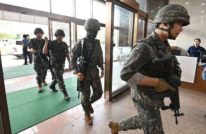 16일 경기도 수원시청에 출동한 군이 수색을 위해 청사로 들어서고 있다. 뉴시스