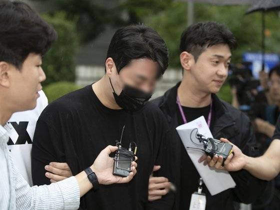 향정신성의약품을 투약한 채 롤스로이스 차량을 몰다 행인을 치어 중상을 입힌 20대 남성 A씨가 11일 오전 서울 서초구 서울중앙지방법원에서 열린 구속 전 피의자심문(영장실질심사)을 마친 후 법정을 나서고 있다. A씨는 앞서 지난 2일 오후 8시10분쯤 롤스로이스를 몰다 인도로 돌진해 20대 여성을 다치게 한 혐의를 받고 있으며 마약 간이 검사 결과 케타민 양성 반응이 나오자 치료 목적이라고 해명했다. 뉴스1