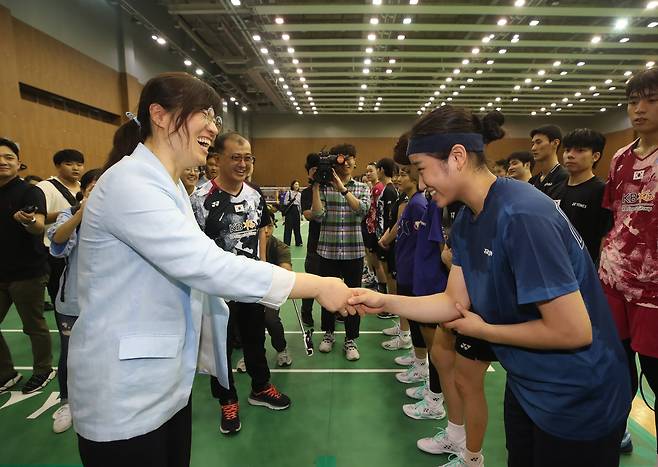 장미란 문화체육관광부 제2차관(왼쪽)이 16일 충북 진천 국가대표 선수촌을 찾아 훈련에 매진하고 있는 배드민턴 선수단을 격려하고 있다. 뉴시스