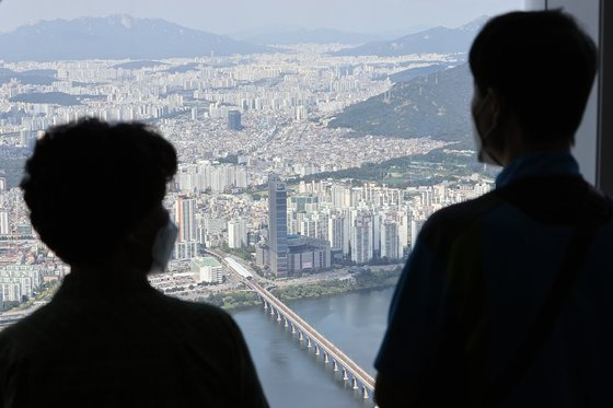 지난해 9월 서울 송파구 롯데월드타워 서울스카이에서 바라본 서울 시내 아파트 단지. 연합뉴스.