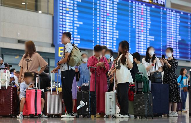 지난 15일 중국 지난에서 한국으로 단체 관광을 온 중국 단체 관광객들이 인천국제공항 제1여객터미널 입국장에서 가이드 안내를 기다리고 있다. 연합뉴스