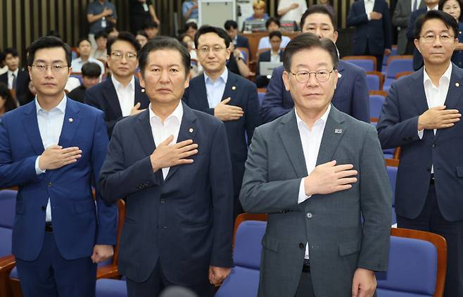 이재명 더불어민주당 대표가 16일 국회에서 열린 의원총회에서 국민의례를 하고 있다. 연합뉴스