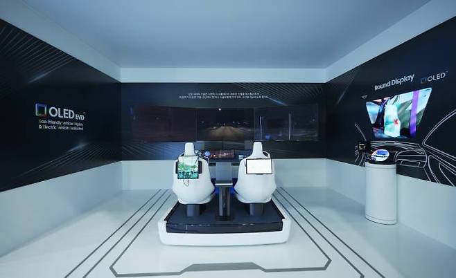 삼성디스플레이가 K-Display 2023에서 선보인 자동차 내부를 형상화한 ‘뉴 디지털 콕핏’ 제품. 삼성디스플레이