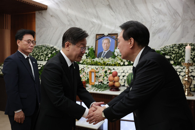 윤석열 대통령이 15일 서울 서대문구 신촌세브란스병원 장례식장에 마련된 부친 윤기중 연세대 명예교수의 빈소을 찾은 이재명 더불어민주당 대표의 조문을 받고 있다. 대통령실 제공