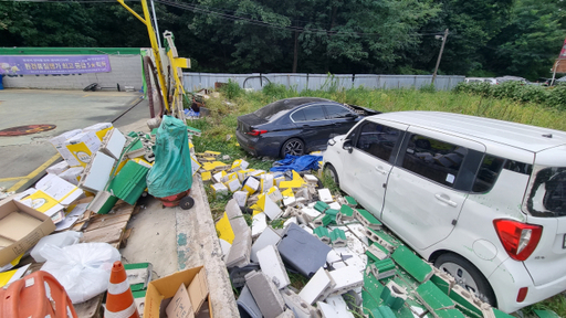 15일 낮 12시47분께 부천시 춘의동 한 주유소로 40대 남성이 몰던 차량이 돌진하는 사고가 발생했다. 부천소방서 제공