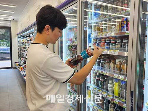 A customer is looking at a 900ml large-capacity coffee drink product at a CU convenience store on Aug. 15. [Photo by Song Kyung-eun]