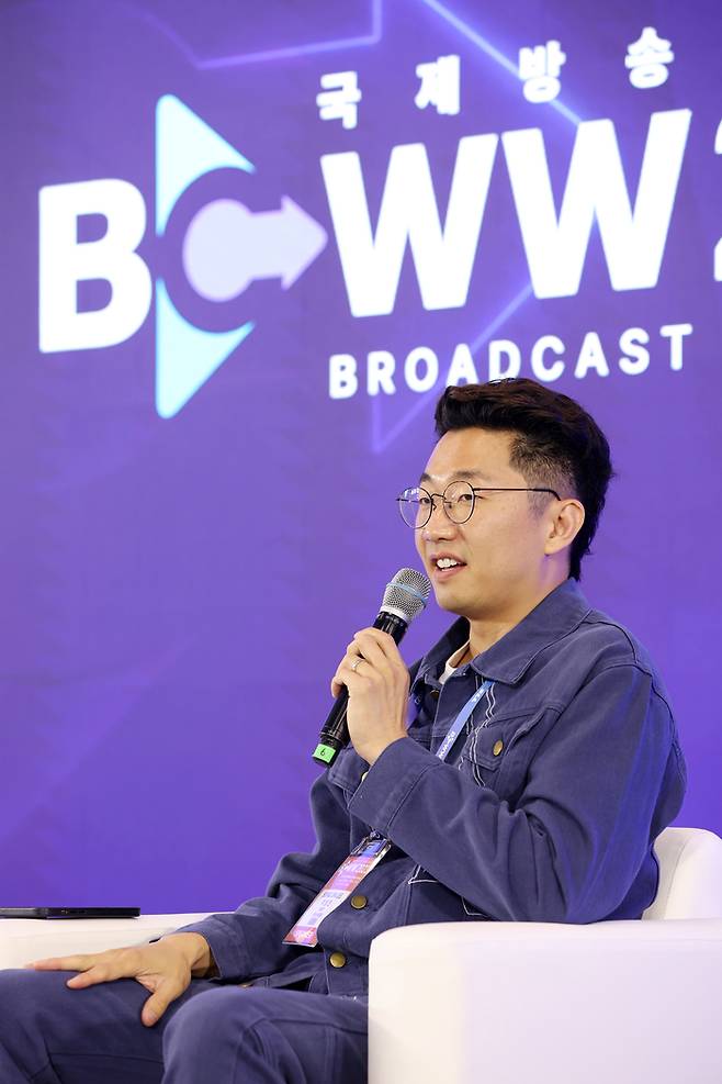 넷플릭스 시리즈 ‘성난 사람들’을 만든 이성진 감독이 16일 서울 코엑스에서 열린 국제방송영상마켓 콘퍼런스에서 발언하고 있다. 사진제공=한국콘텐츠진흥원