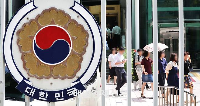 16일 정부서울청사 소속 공무원들이 점심식사를 위해 청사 서문을 나서고 있다. [한주형 기자]