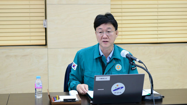 이민근 안산시장이 묻지마 범죄 대응 TF 운영사항을 보고받고 있다./사진제공=안산시