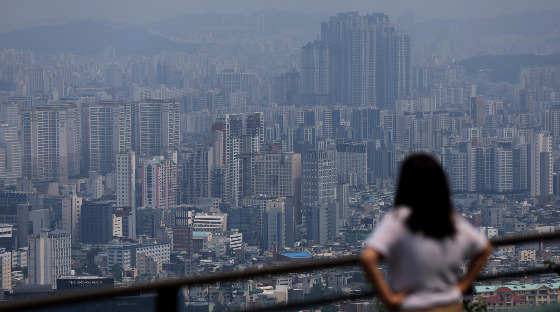 16일 부동산 플랫폼 '직방'이 지난달 17일부터 31일까지 15일 간 직방 어플리케이션(앱) 내 접속자를 대상으로 1083명에게 올해 청약을 했거나 할 예정인 경우 그 이유에 대해 물었더니 '관심 단지가 분양해서'를 꼽은 이들이 약 40%로 가장 많았다. 청약 규제 완화로 지역 선택 시 '개발호재나 투자 유망지역'을 고려하는 이들도 늘었다./사진=뉴시스