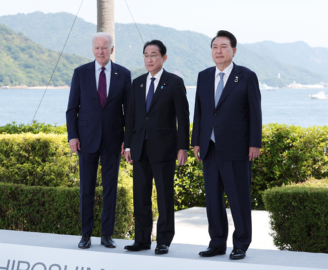 더 돈독한 공조　   윤석열 대통령이 지난 5월 일본 히로시마에서 열린 주요 7개국(G7) 정상회의 기간 조 바이든 미국 대통령, 기시다 후미오 일본 총리와 정상회담을 하기 위해 한 호텔에서 만나 기념촬영을 하고 있다.  뉴시스