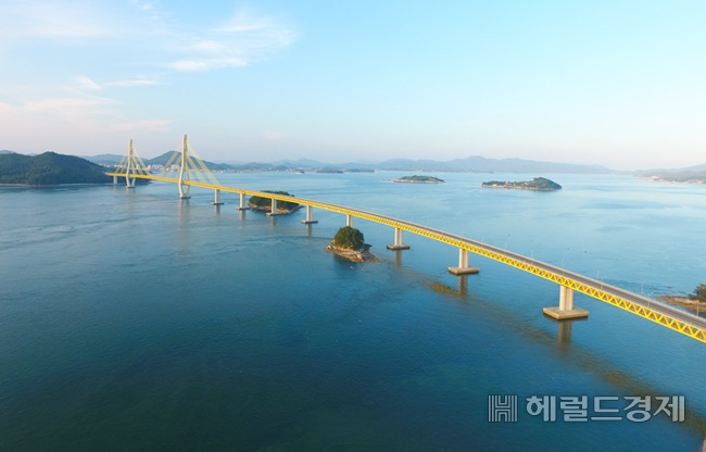 고흥군 도양읍에서 거금도를 잇는 거금대교 전경. /박대성 기자.