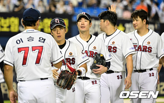 [OSEN=지형준 기자]경기를 마치고 두산 이승엽 감독과 선수들이 승리를 기뻐하고 있다. 2023.08.08 /jpnews@osen.co.kr