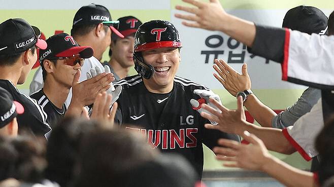 홈런 축하 받는 김현수