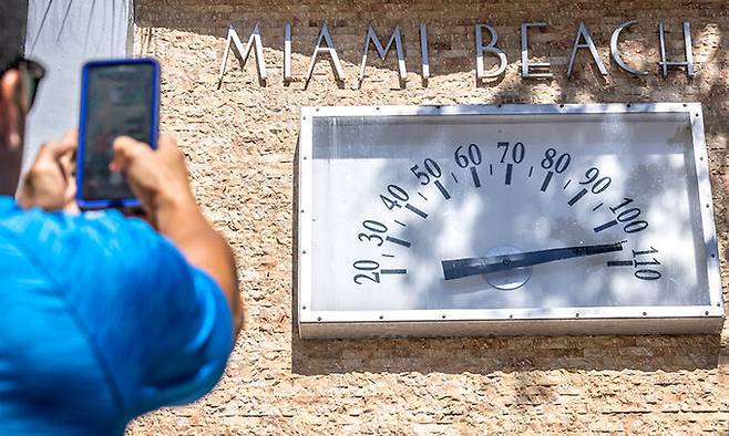 지난 7월 30일 미국 플로리다주 마이애미 해변 방문객이 온도계의 사진을 찍고 있다. EPA연합뉴스