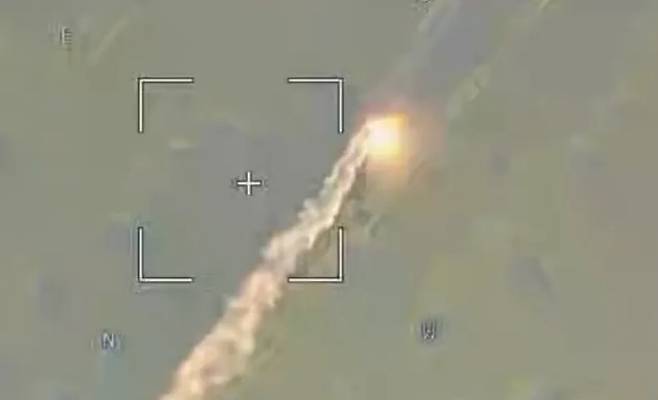 러시아 무인기가 스트라이커 장갑차와 충돌해 폭발하는 모습