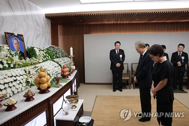 이명박 전 대통령 조문받는 윤석열 대통령 (서울=연합뉴스) 진성철 기자 = 윤석열 대통령이 15일 오후 서울 서대문구 신촌세브란스병원 장례식장에 마련된 부친 윤기중 연세대 명예교수의 빈소에서 이명박 전 대통령과 김윤옥 여사의 조문을 받고 있다. 2023.8.15 [대통령실 제공. 재판매 및 DB 금지] zjin@yna.co.kr