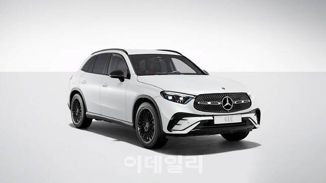 메르세데스-벤츠 GLC 300 4MATIC 온라인 스페셜 ‘마누팍투어 다이아몬드 화이트 브라이트’.