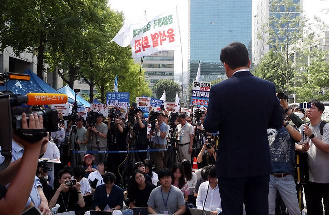 ‘백현동 특혜 의혹’과 관련해 특경법상 배임 혐의를 받고 있는 이재명 더불어민주당 대표가 17일 오전 서울 서초구 서울중앙지검에 출석하기 전 지지자들에게 입장 발표를 하고 있다. (사진=뉴시스)