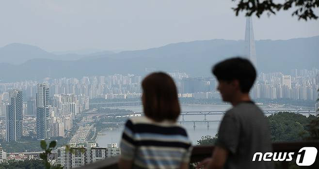 서울시 용산구 남산N타워를 찾은 시민 등이 도심 아파트단지를 바라보고 있다.  2023.7.30/뉴스1 ⓒ News1 박정호 기자