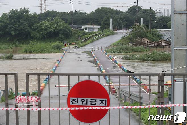 수도권 일대에 호우주의보가 발효된 지난달 13일 경기 오산시 오산천 잠수교가 통제되고 있다. 2023.7.13/뉴스1 ⓒ News1 김영운 기자