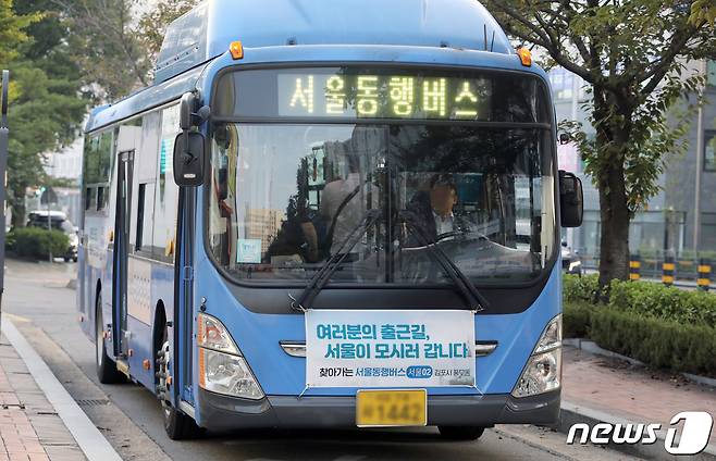 17일 오전 경기 김포시 풍무동에서 서울 동행버스 '서울02번'이 시승 점검을 하고 있다. '서울동행버스'는 서울시가 수도권 주민들의 출근길 교통을 해소하기 위해 투입되는 버스이다. '서울02번'은 21일부터 운행하며, 2024년 김포골드라인 증차 시까지 한시적으로 6대(12회)가 투입된다.  2023.8.17/뉴스1 ⓒ News1 정진욱 기자