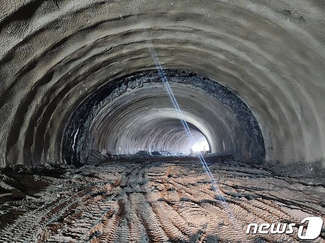 충주 직동터널 관통공사 완료 모습.(충주시 제공)2023.8.17/뉴스1