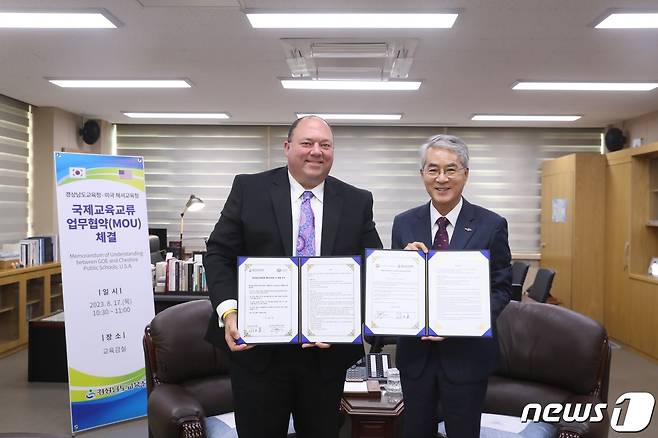 박종훈 경남교육감이 17일 교육감실에서 미국 코네티컷주 체셔교육청 제프리 솔란 교육장과 업무 협약을 하고 있다.(경남도교육청 제공)