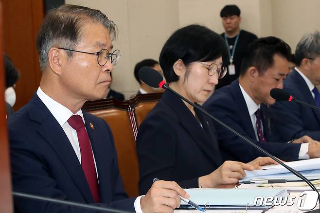 이정식 고용노동부 장관과 한화진 환경부 장관이 17일 오전 서울 여의도 국회에서 열린 환경노동위원회 전체회의에 자리하고 있다. 2023.8.17/뉴스1 ⓒ News1 황기선 기자