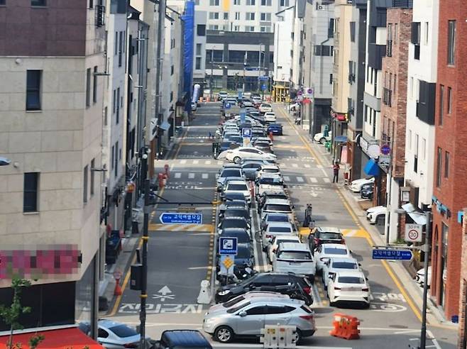 삼성전자 평택캠퍼스 맞은편의 주택가. 공영주차장 옆으로 이중 주차된 차량들로 통행마저 쉽지 않았다. [사진=정두환기자]