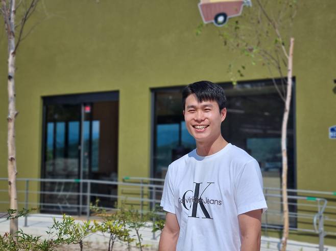 최동녘 씨앤엘 대표가 이달 중 개점을 앞둔 강원 양구의 카페 감자밭 2호점 앞에서 환히 미소짓고 있다./양구=이민아 기자