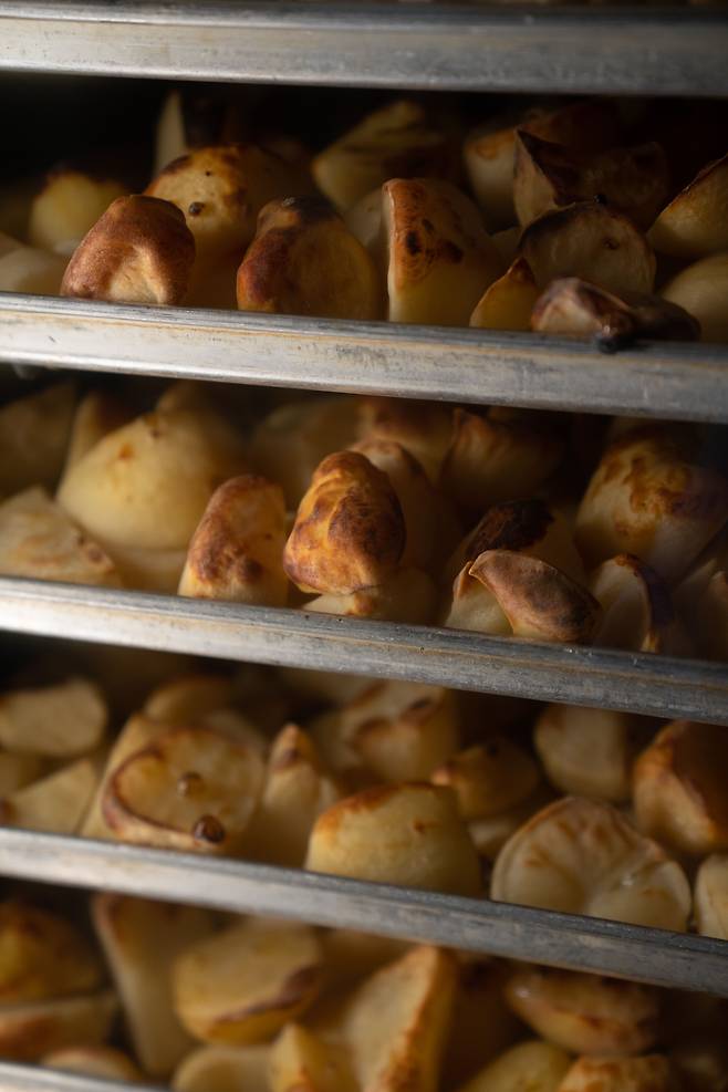 감자빵 원료로 쓰이기 위해 구워지고 있는 감자./씨앤엘영농조합법인 제공