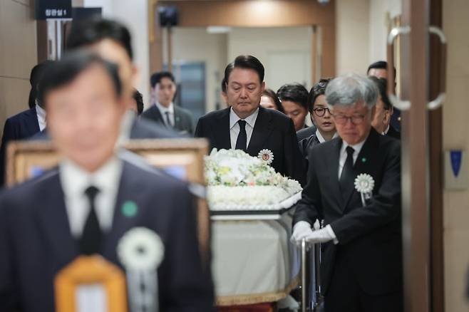 윤석열 대통령과 부인 김건희 여사가 17일 오전 서울 서대문구 신촌세브란스병원 장례식장에서 열린 부친 윤기중 연세대 명예교수의 발인식에 참석하고 있다.  [대통령실 제공] 연합뉴스