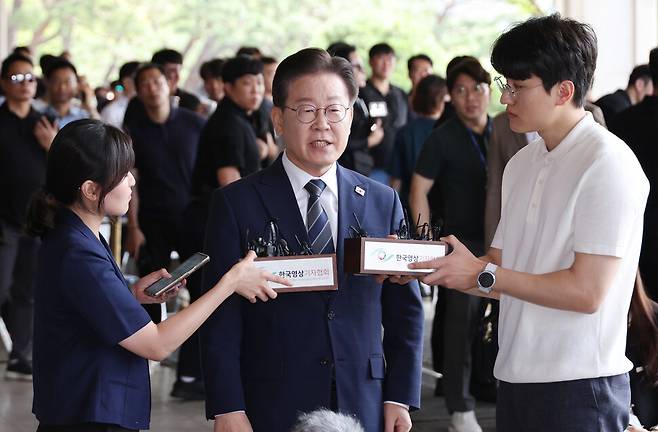 더불어민주당 이재명 대표가 백현동 특혜개발 의혹과 관련해 피의자 신분으로 조사를 받기 위해 17일 오전 서울 서초동 서울중앙지검 조사실로 향하기 전 취재진 질문에 답하고 있다. 연합뉴스