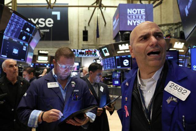 16일 미국 뉴욕증권거래소(NYSE)의 트레이더들이 심각한 표정으로 주가 현황을 확인하고 있다. 이날 뉴욕 증시는 미국 10년 만기 채권금리 상승과 중국 경기 둔화 우려 등의 영향으로 3대 지수가 일제히 하락하며 마감했다. 뉴욕=로이터 연합뉴스