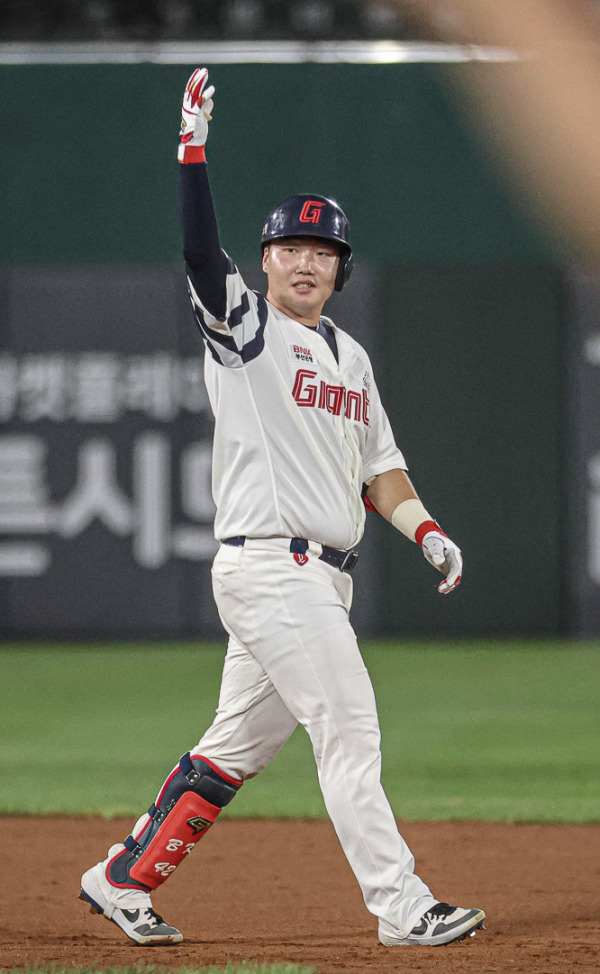 정보근이 16일 사직 SSG전 6회 대타 결승타를 기록한 뒤 기뻐하고 있다. 사진=SSG 제공